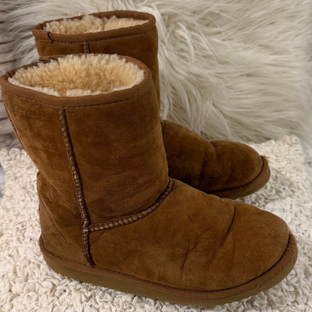 UGG Kid’s/Women's Chestnut Short Shearling Boots